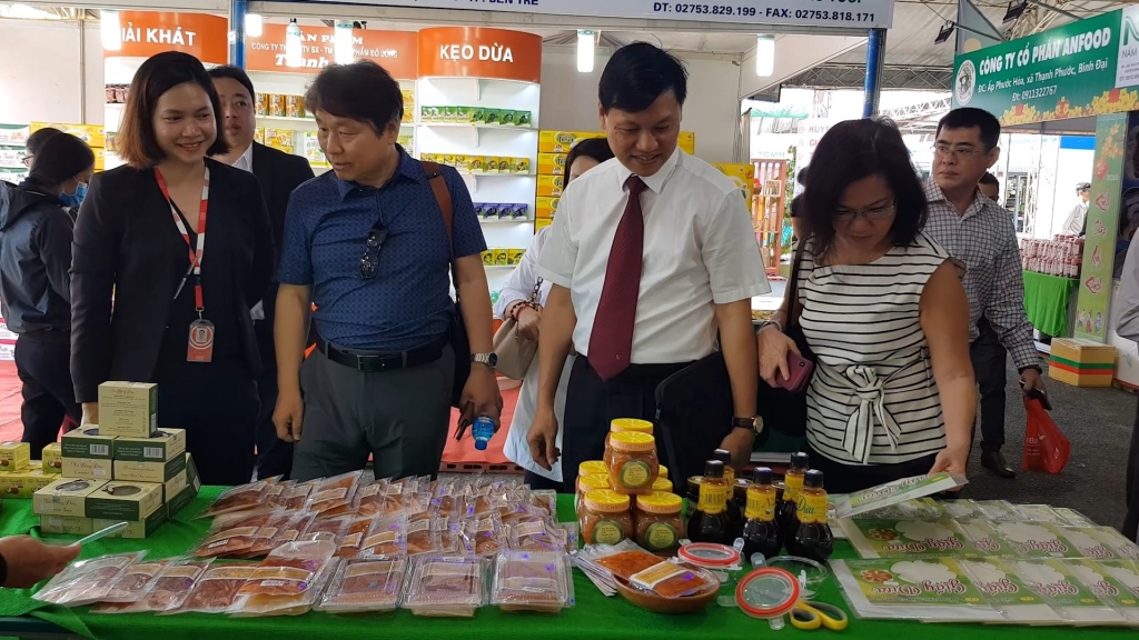 ben tre thang 1 tong muc ban le hang hoa va doanh thu dich vu tieu dung tang 1664