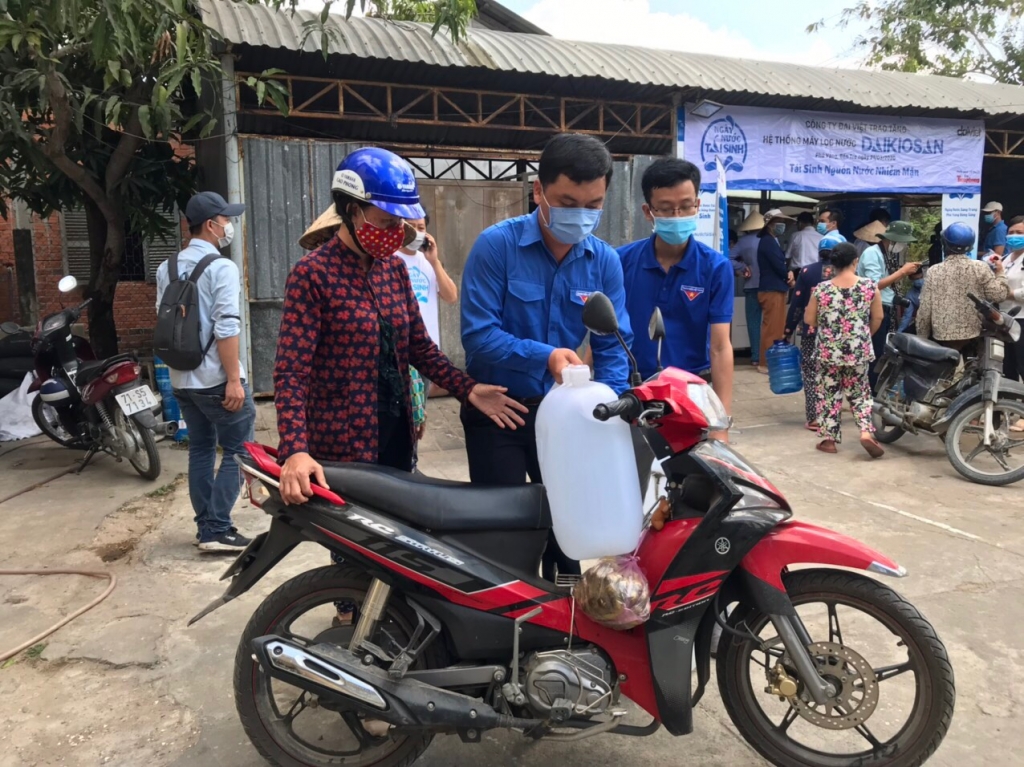 Lắp đặt 13 máy lọc nước miễn phí cho người dân Đồng bằng sông Cửu Long lap dat 13 he thong may loc nuoc mien phi cho nguoi dan dong bang song cuu long