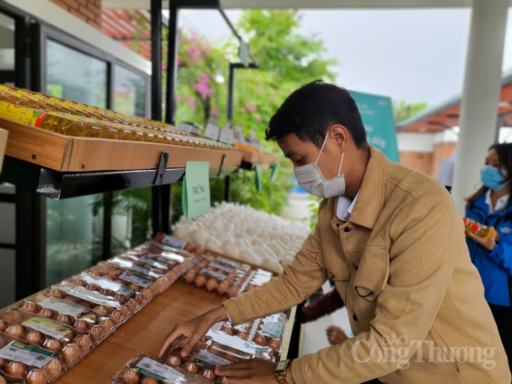 am ap sieu thi hanh phuc danh tang nguoi ngheo tai hue