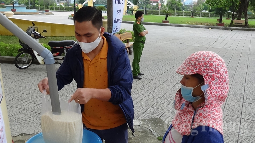 Lan toả "ATM gạo" hỗ trợ người nghèo lan toa atm gao ho tro nguoi ngheo