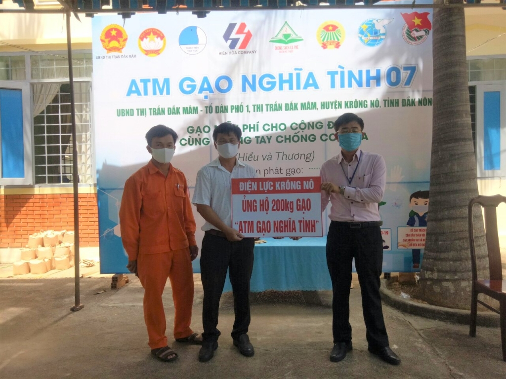 PC Đắk Nông hỗ trợ 2 tấn gạo cho người nghèo ảnh hưởng dịch Covid-19 pc dak nong ho tro 2 tan gao cho nguoi ngheo anh huong dich covid 19