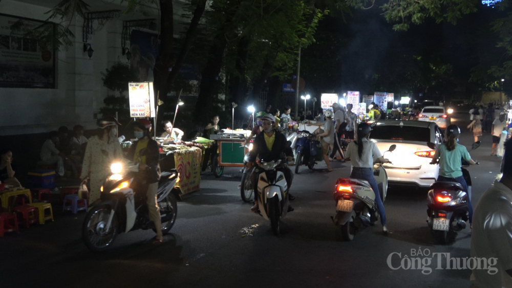 Thừa Thiên Huế: Chợ đêm tự phát ngang nhiên hoạt động giữa lòng thành phố Thừa Thiên Huế: Chợ đêm tự phát ngang nhiên hoạt động giữa lòng thành phố
