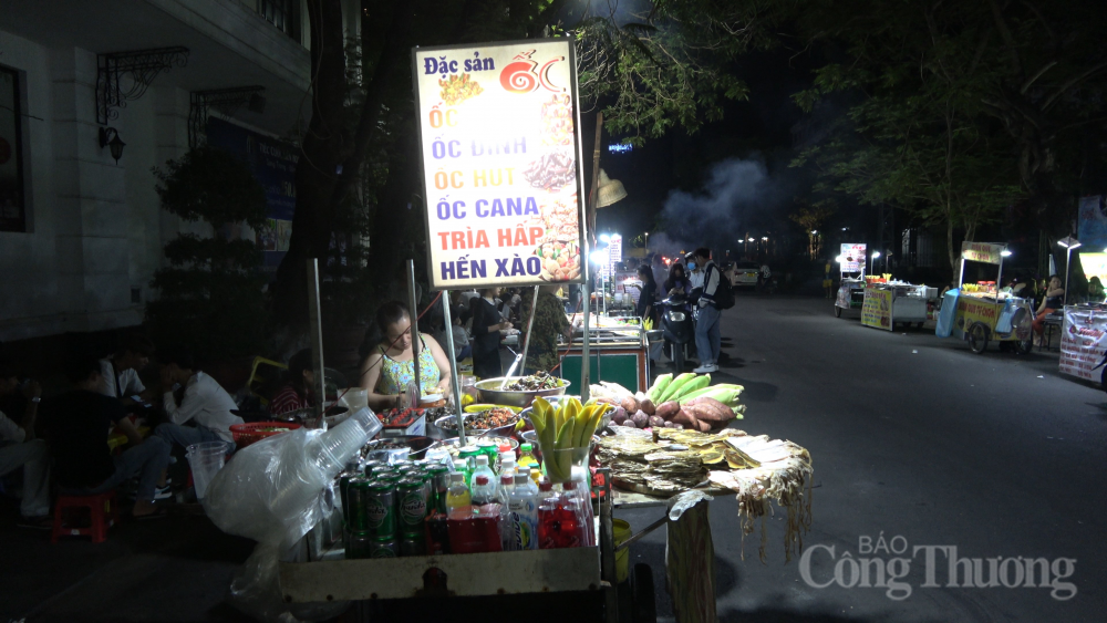 Thừa Thiên Huế: Chợ đêm tự phát ngang nhiên hoạt động giữa lòng thành phố Thừa Thiên Huế: Chợ đêm tự phát ngang nhiên hoạt động giữa lòng thành phố