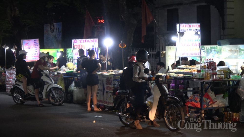 Thừa Thiên Huế: Chợ đêm tự phát ngang nhiên hoạt động giữa lòng thành phố Thừa Thiên Huế: Chợ đêm tự phát ngang nhiên hoạt động giữa lòng thành phố