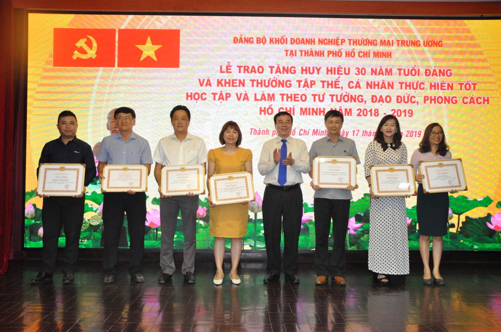 Khen thưởng tập thể cá nhân thực hiện tốt học tập và làm theo tư tưởng, đạo đức, phong cách Hồ Chí Minh khen thuong tap the ca nhan thuc hien tot hoc tap va lam theo tu tuong dao duc phong cach ho chi minh