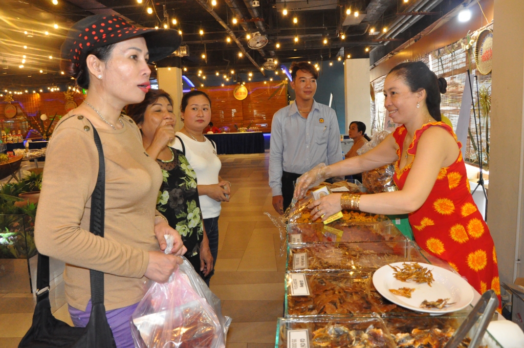 hon 30 gian hang trung bay dac san ben tre xam nhap vao ho chi minh