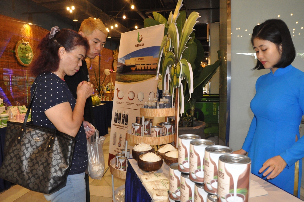 hon 30 gian hang trung bay dac san ben tre xam nhap vao ho chi minh