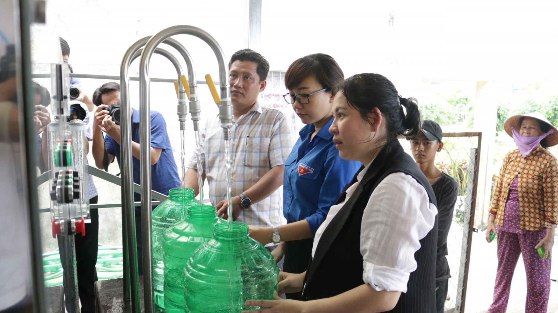 ban giao ba he thong loc nuoc nhiem man thanh nuoc ngot cho nguoi dan