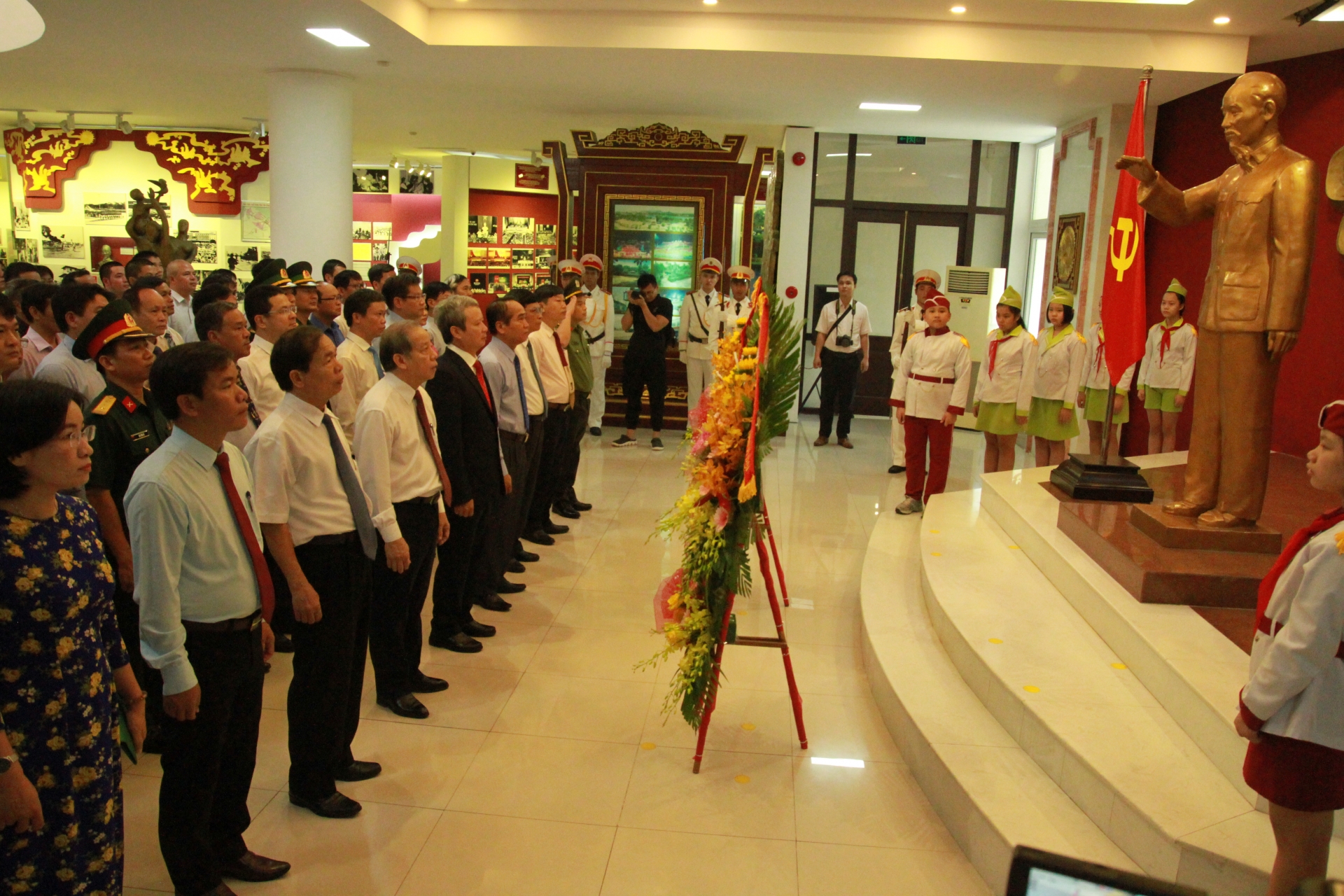 Thừa Thiên Huế: Nhiều hoạt động kỷ niệm 130 năm ngày sinh Chủ tịch Hồ Chí Minh thua thien hue nhieu hoat dong ky niem 130 nam ngay sinh chu tich ho chi minh