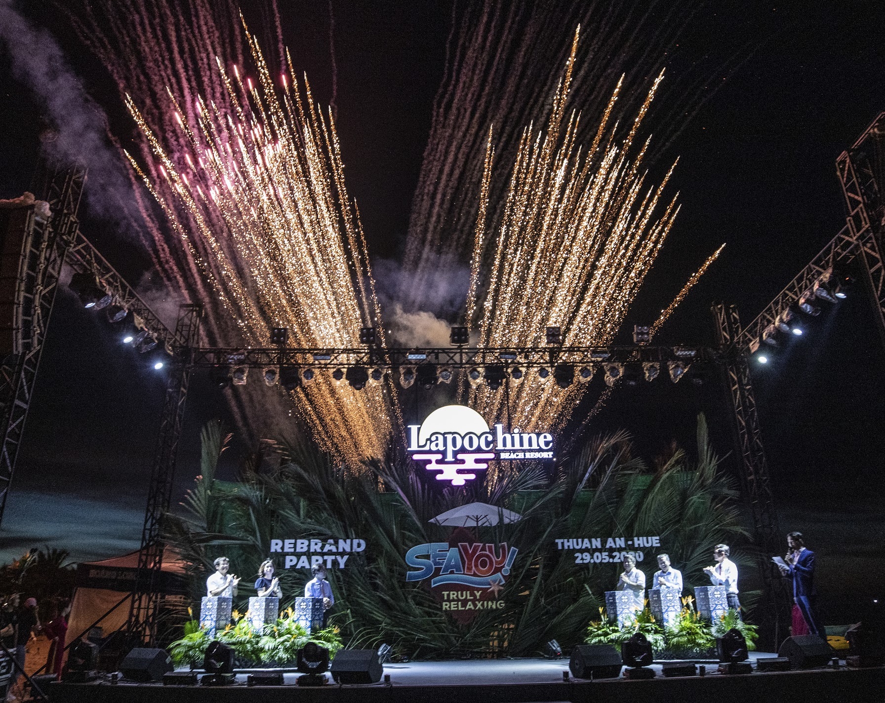 ana mandara hue thay doi thuong hieu thanh lapochine beach resort