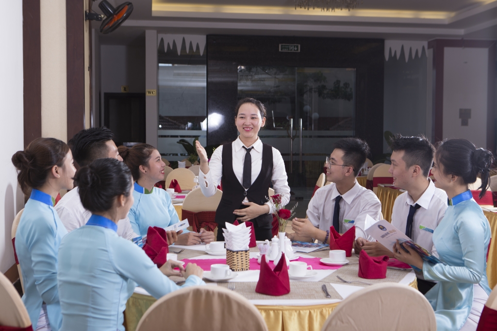 nhan luc nganh du lich thieu va yeu