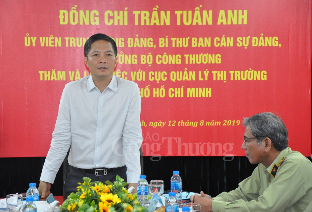 can canh bo truong tran tuan anh thi sat hang hoa tai cac cho lon cua tp ho chi minh