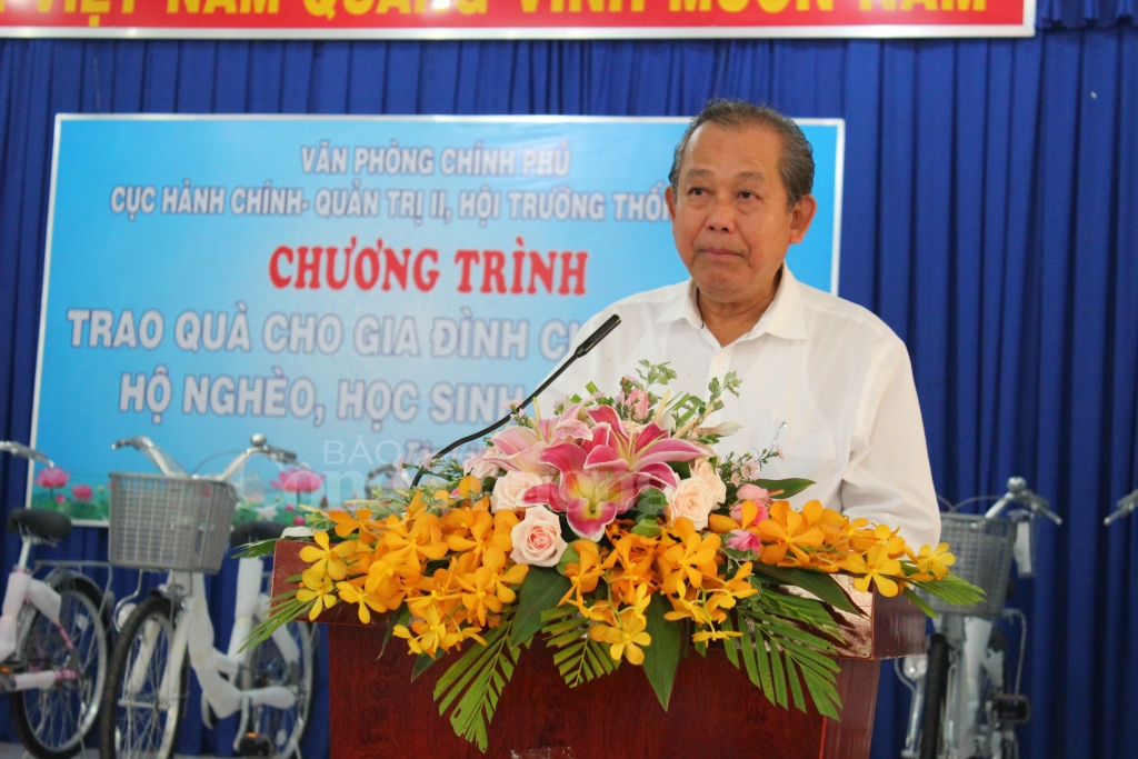 pho thu tuong truong hoa binh tang qua cac gia dinh chinh sach ho ngheo tinh tay ninh