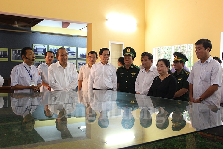 pho thu tuong truong hoa binh tang qua cac gia dinh chinh sach ho ngheo tinh tay ninh