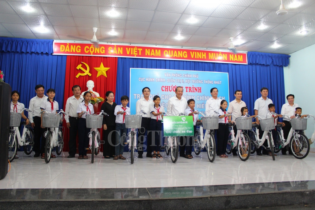 pho thu tuong truong hoa binh tang qua cac gia dinh chinh sach ho ngheo tinh tay ninh