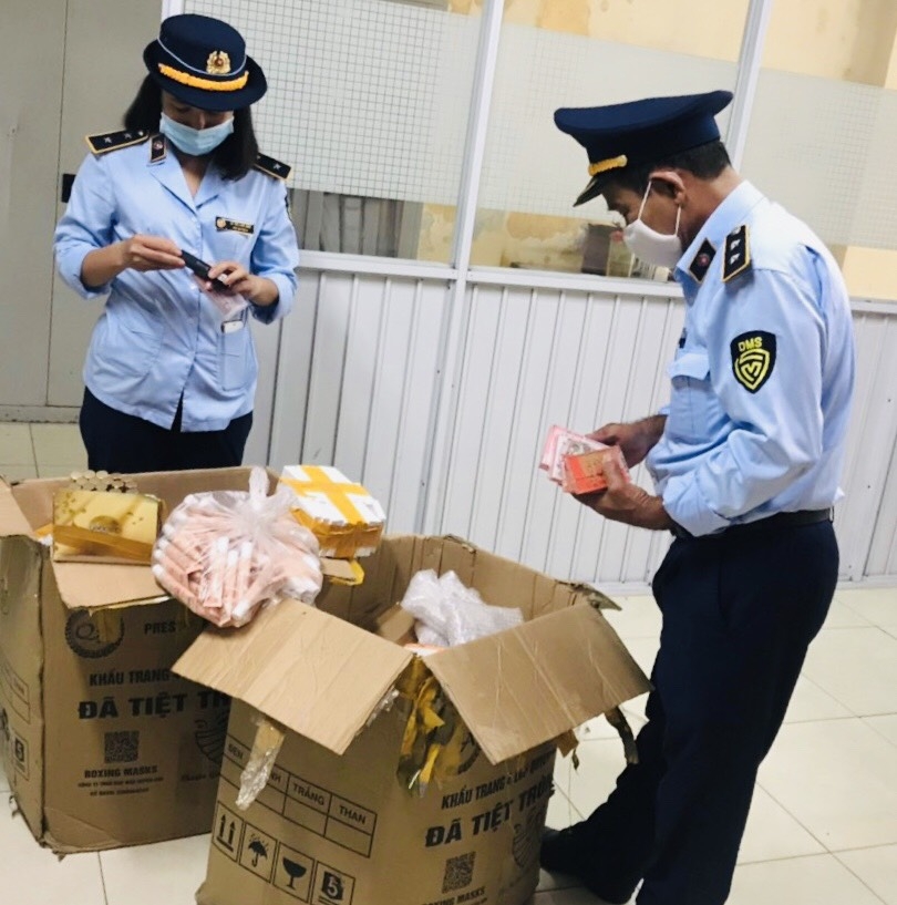 Thừa Thiên Huế: Phát hiện gần 1.300 bộ áo quần có dấu hiệu giả mạo nhãn hiệu Thừa Thiên Huế: Phát hiện gần 1.300 bộ áo quần có dấu hiệu giả mạo nhãn hiệu