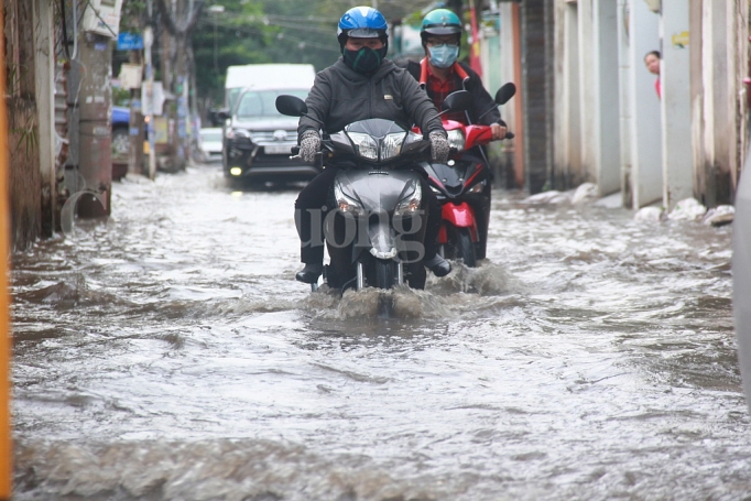 nhieu tuyen duong o tp ho chi minh ngap nang do trieu cuong