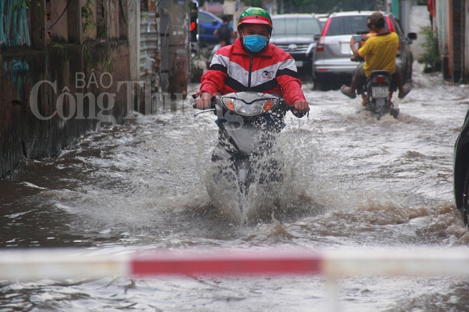 nhieu tuyen duong o tp ho chi minh ngap nang do trieu cuong