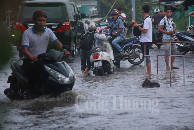 nhieu tuyen duong o tp ho chi minh ngap nang do trieu cuong