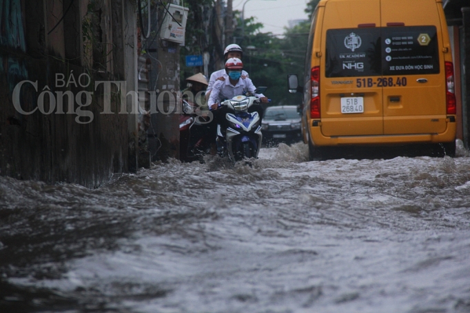 nhieu tuyen duong o tp ho chi minh ngap nang do trieu cuong