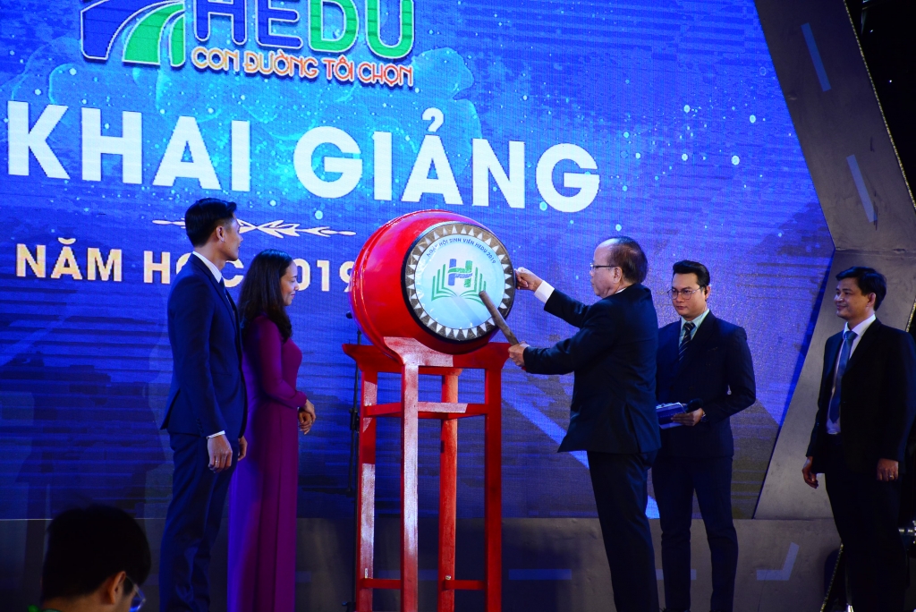 hon 12 ty dong danh tang hoc bong cho sinh vien