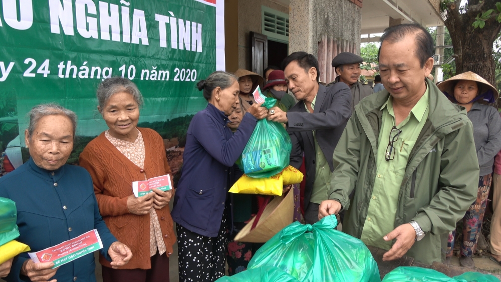 Tập đoàn Hoàng Gia trao tặng 1.000 phần quà cho người dân miền Trung Tập đoàn Hoàng Gia trao tặng 1.000 phần quà cho người dân miền Trung