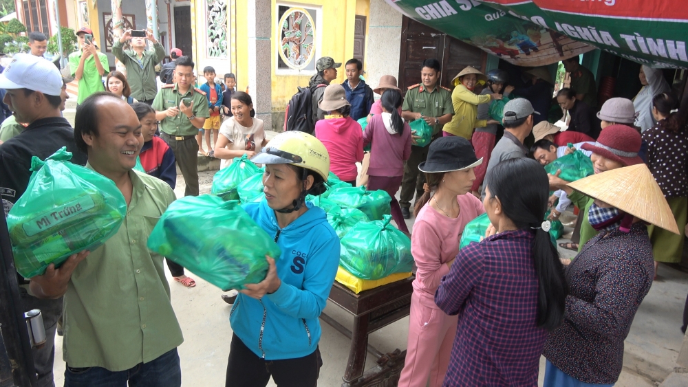 Tập đoàn Hoàng Gia trao tặng 1.000 phần quà cho người dân miền Trung Tập đoàn Hoàng Gia trao tặng 1.000 phần quà cho người dân miền Trung