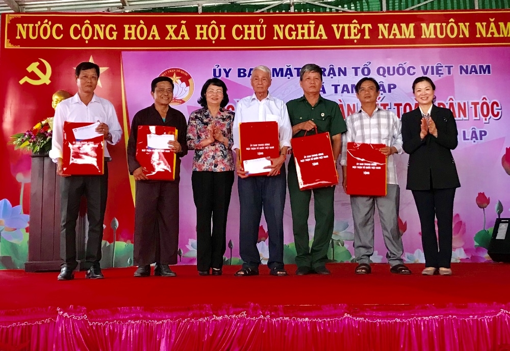 Phó Chủ tịch nước Đặng Thị Ngọc Thịnh dự “Ngày hội Đại đoàn kết toàn dân tộc” tại Bình Dương pho chu tich nuoc dang thi ngoc thinh du ngay hoi dai doan ket toan dan toc tai binh duong