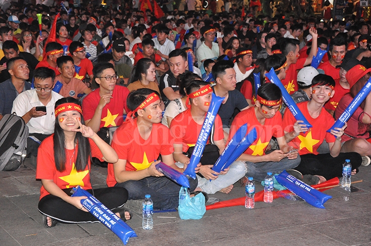 Cận cảnh dàn CĐV xinh đẹp cổ vũ ĐT Việt Nam can canh dan cdv xinh dep co vu dt viet nam
