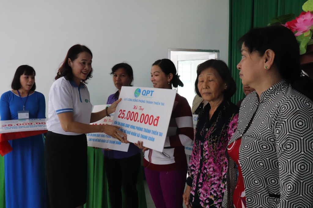 Trao vốn tín dụng quay vòng cho phụ nữ khó khăn tại Hậu Giang trao von tin dung quay vong cho phu nu kho khan tai hau giang