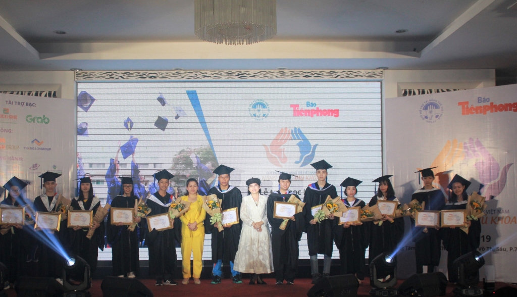 Trao 50 suất học bổng “Nâng bước thủ khoa 2019” cho sinh viên nghèo vượt khó trao 50 suat hoc bong nang buoc thu khoa 2019 cho sinh vien ngheo vuot kho
