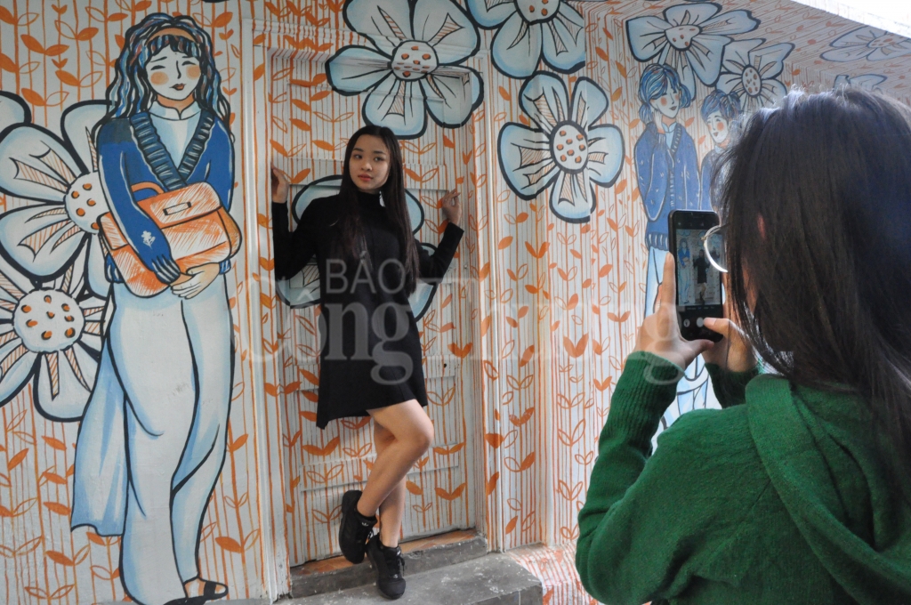 can canh doc nha lang hut khach du lich tham quan dip festival hoa da lat