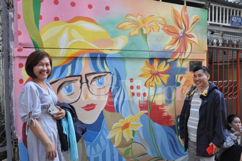 can canh doc nha lang hut khach du lich tham quan dip festival hoa da lat