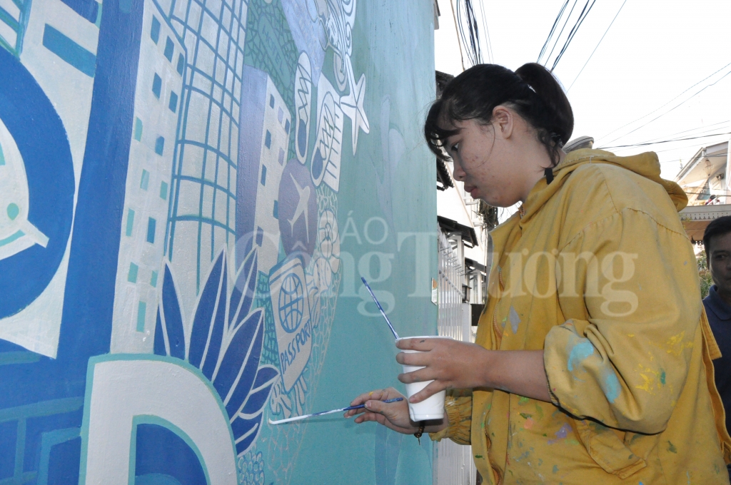 can canh doc nha lang hut khach du lich tham quan dip festival hoa da lat