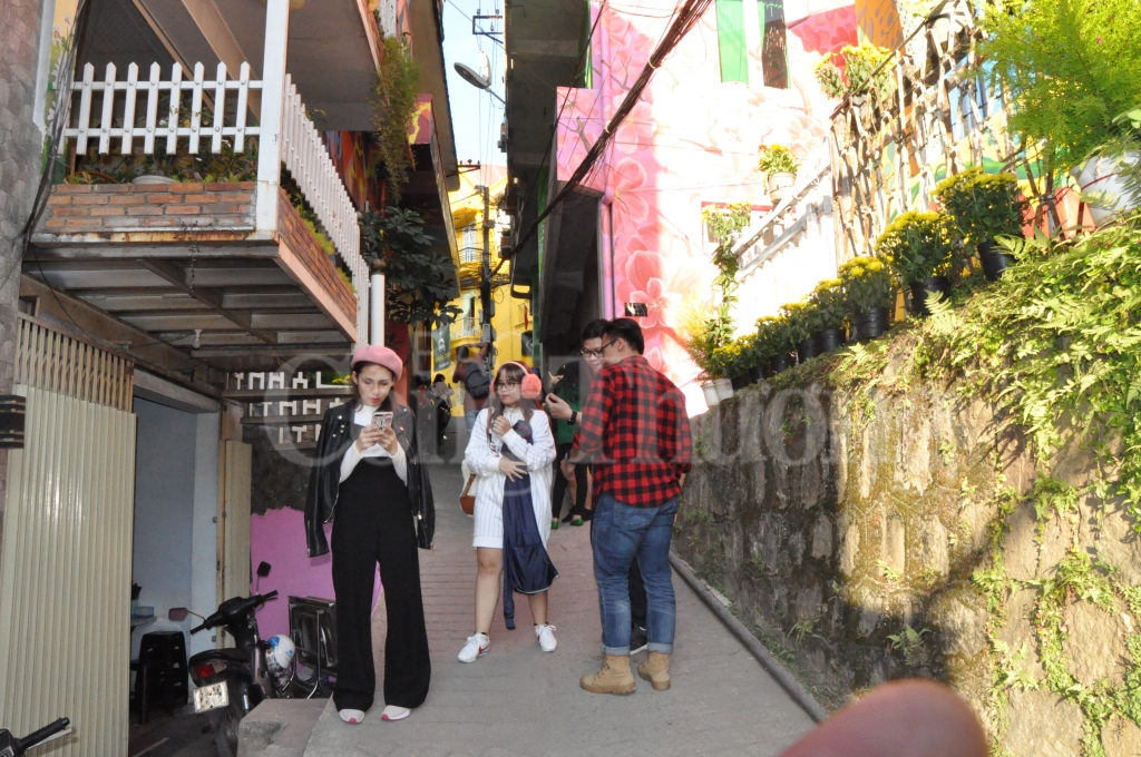 can canh doc nha lang hut khach du lich tham quan dip festival hoa da lat
