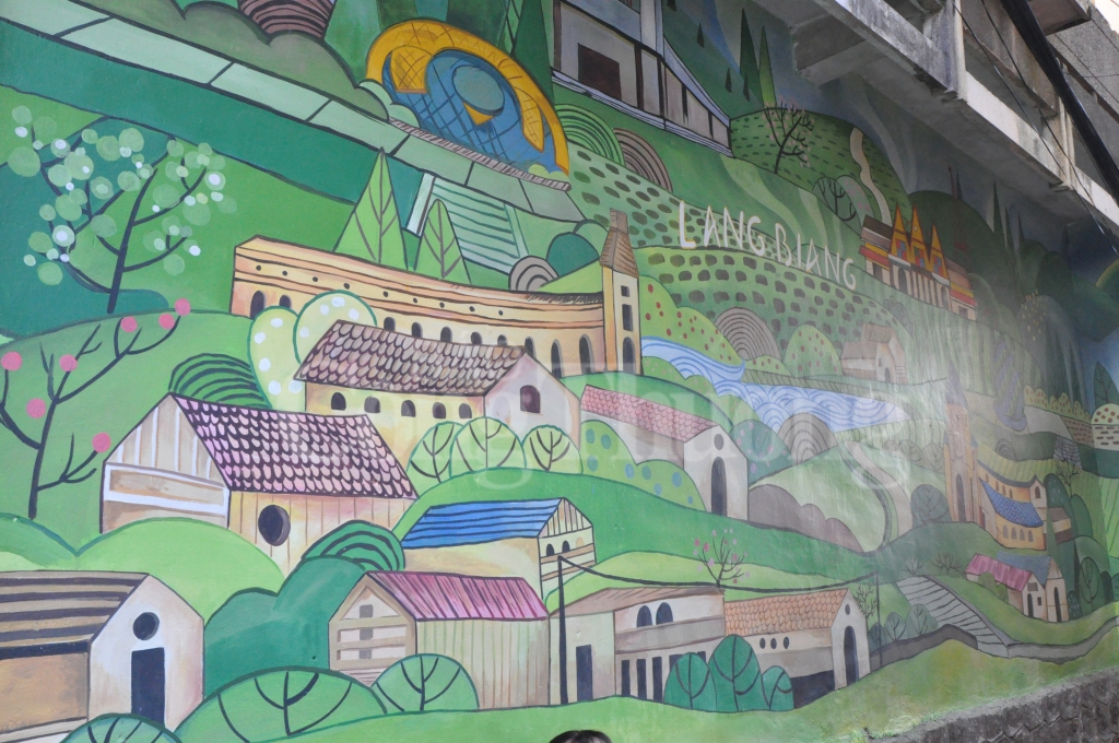 can canh doc nha lang hut khach du lich tham quan dip festival hoa da lat