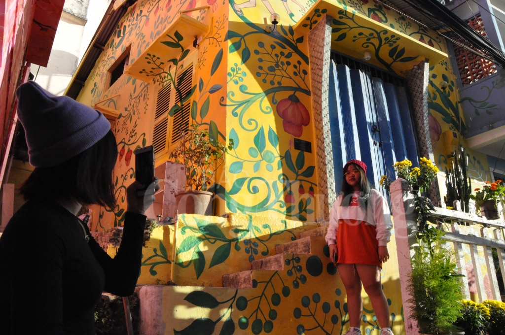 can canh doc nha lang hut khach du lich tham quan dip festival hoa da lat