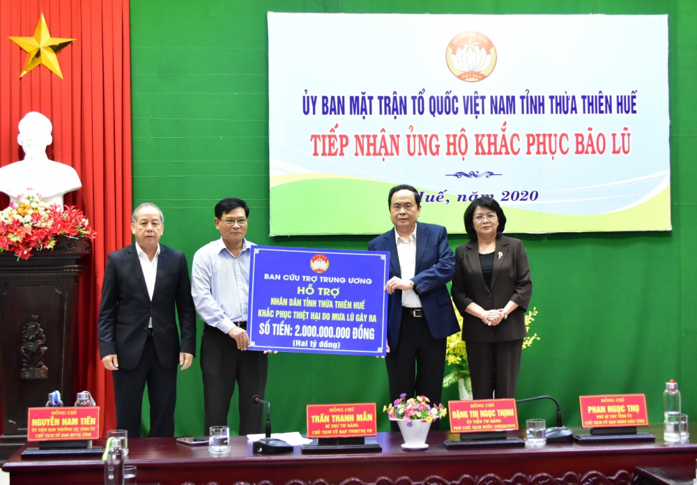 undefined 1716-ong-man-trao-qua