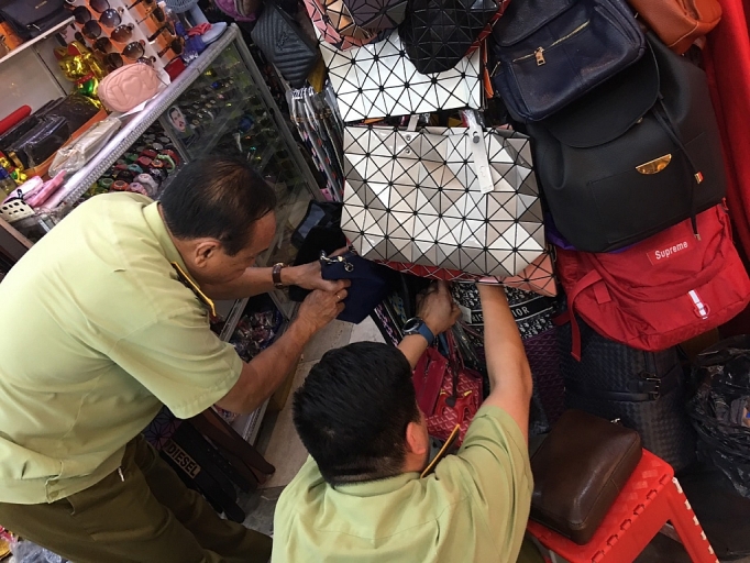 Lại phát hiện hàng hiệu giả mạo tại Trung tâm thương mại Saigon Square lai phat hien hang hieu gia mao tai trung tam thuong mai saigon square