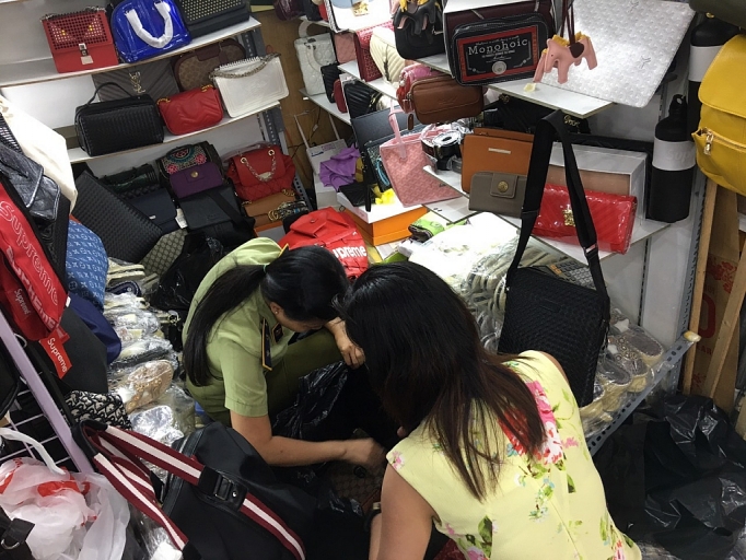 hang gia ngay cang bien tuong phuc tap kho trie t ta n go c