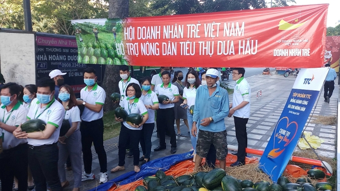 Chung tay giúp nông dân tiêu thụ nông sản đang dồn ứ chung tay giup nong dan tieu thu nong san dang don u