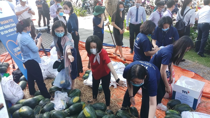 Chung tay giúp nông dân tiêu thụ nông sản đang dồn ứ chung tay giup nong dan tieu thu nong san dang don u