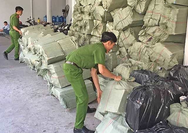 Biên giới Tây Nam buôn lậu "tăng nhiệt" trong mùa nắng nóng bien gioi tay nam buon lau tang nhiet trong mua nang nong