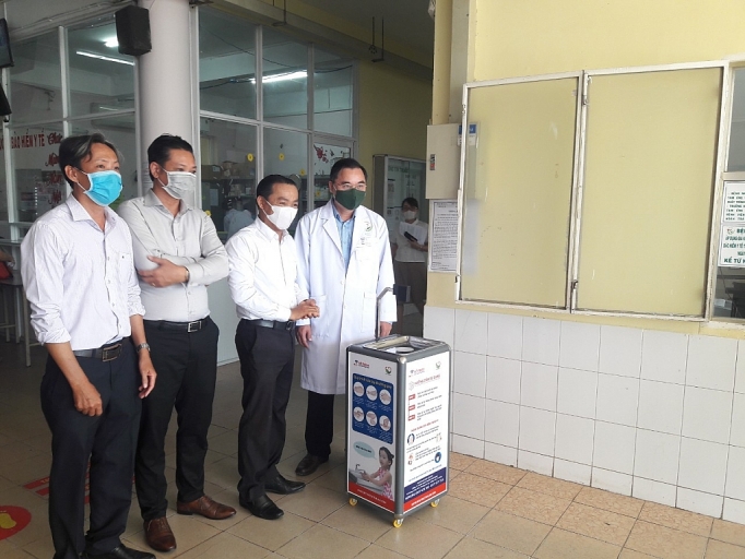 Giảng viên trao tặng bệnh viện máy rửa tay diệt khuẩn thông minh giang vien trao tang benh vien may rua tay diet khuan thong minh