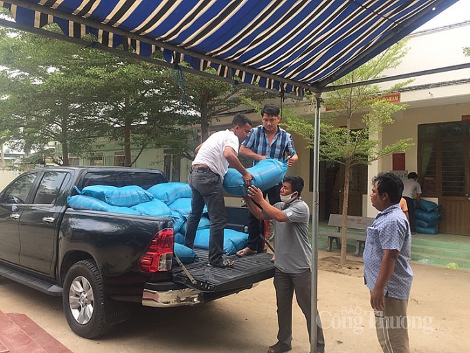 cong nhan vien nganh dien chung tay day lui dich benh covid 19