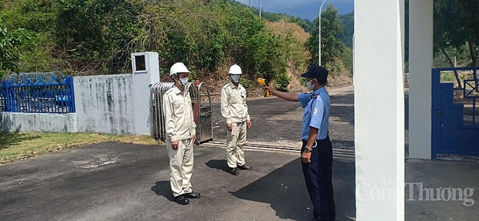 cong nhan vien nganh dien chung tay day lui dich benh covid 19