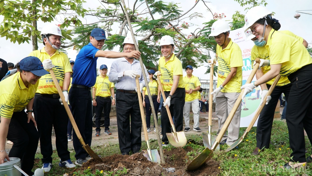 Ngành điện miền Nam hưởng ứng "Chương trình trồng 1 tỷ cây xanh" ở Sóc Trăng Ngành điện miền Nam hưởng ứng "Chương trình trồng 1 tỷ cây xanh" ở Sóc Trăng
