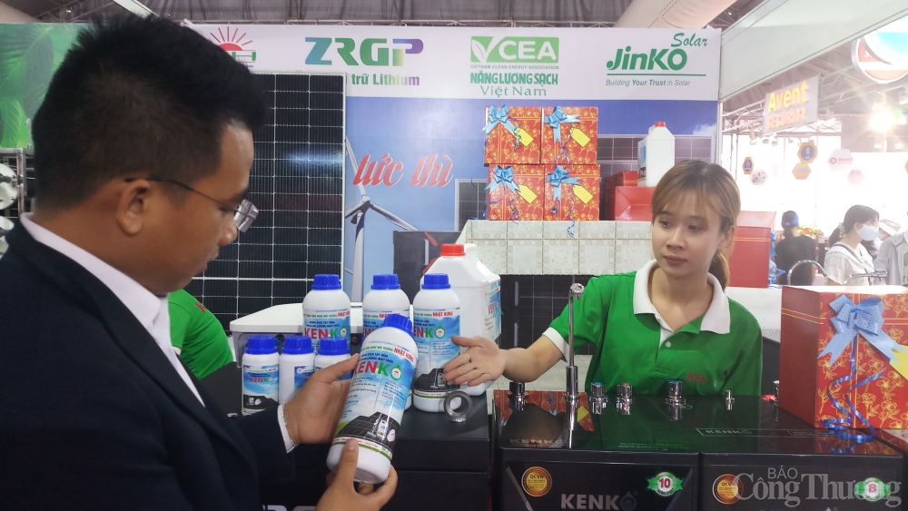 Dịch vụ mới: Làm vệ sinh pin năng lượng mặt trời chuyên nghiệp Dịch vụ mới: Làm vệ sinh pin năng lượng mặt trời chuyên nghiệp