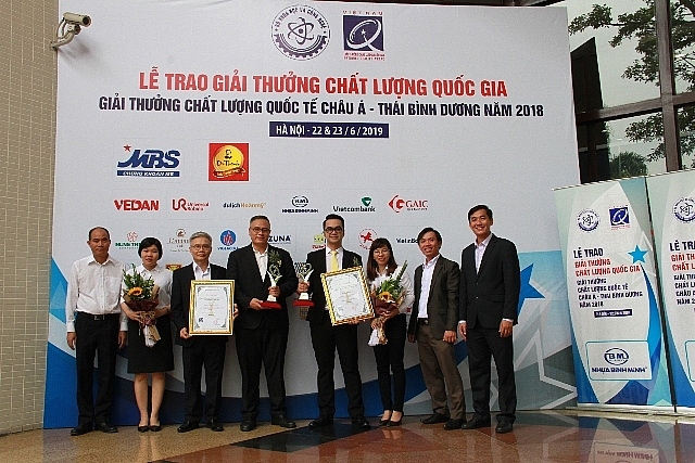 cpviet nam dat hai giai thuong chat luong quoc gia va quo c te