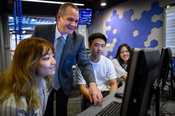 Thương mại điện tử sẽ trở thành xu hướng chọn nghề nghiệp trong tương lai thuong mai dien tu se tro thanh xu huong chon nghe nghiep trong tuong lai